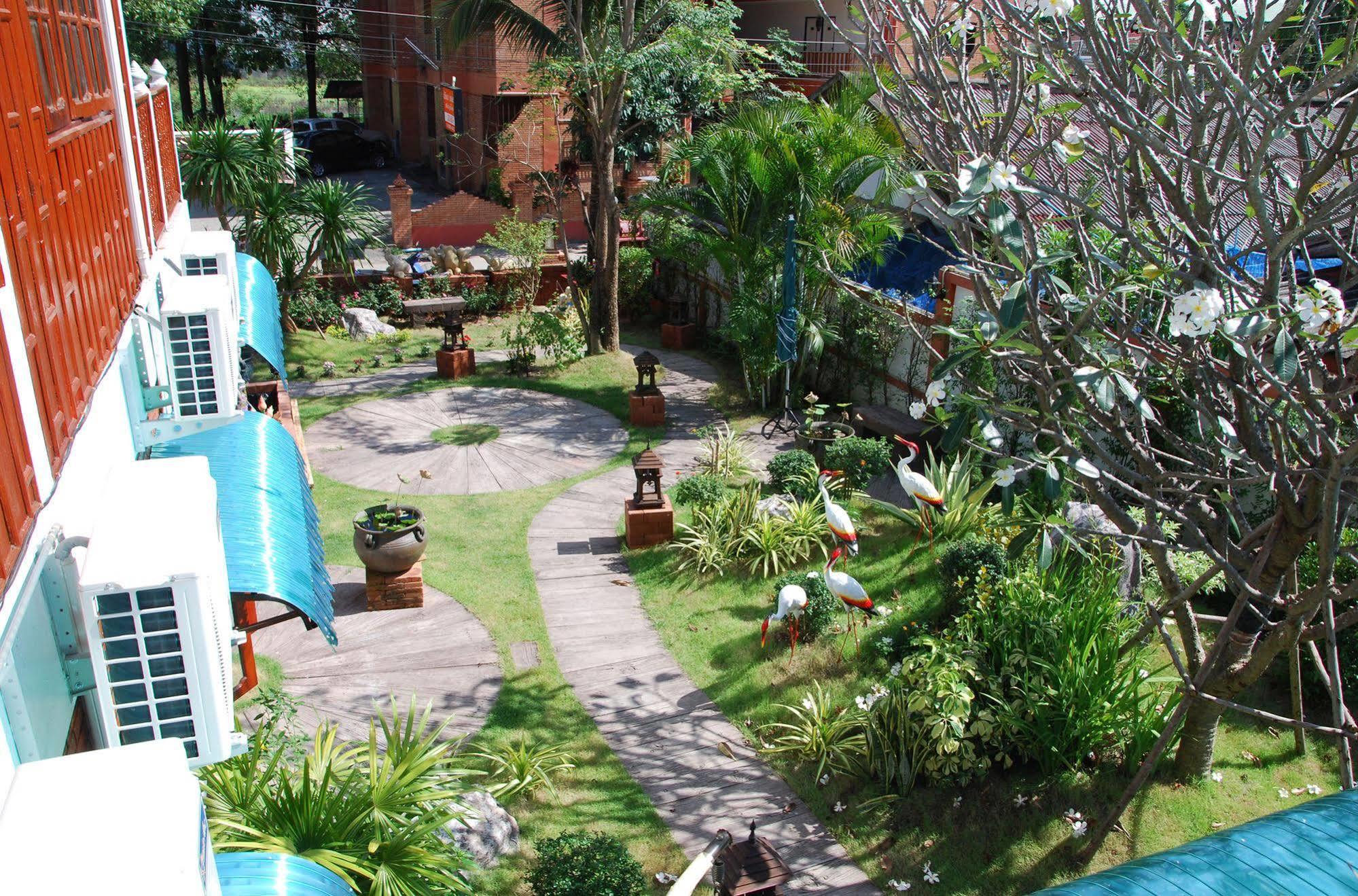 Grand Lanna Hotel Chiang Mai Bagian luar foto